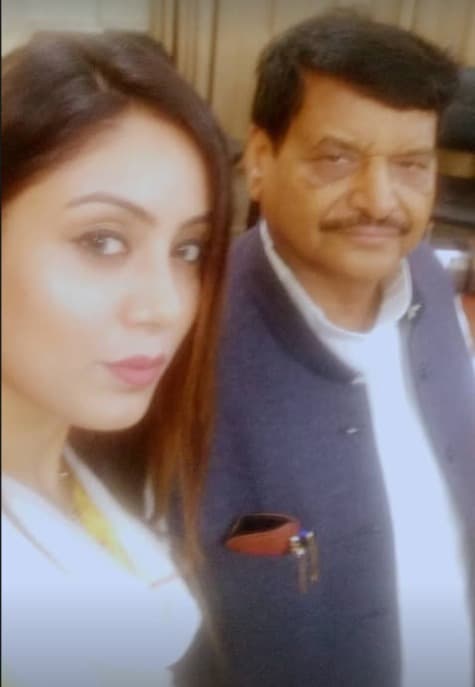 50 हजार की इनामी श्रद्धा दुबे गिरफ्तार, शिवपाल यादव और आदित्य यादव के साथ तस्वीरें चर्चा में